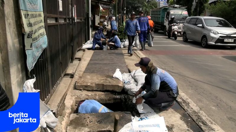  Satpel SDA Kembangan Kuras Saluran Jalan Haji Saba
