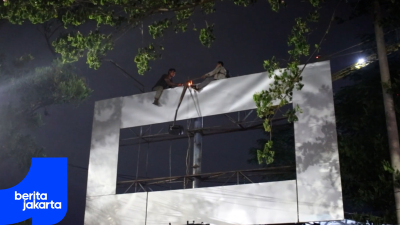 Anticipating Strong Winds, Satpol PP Removes 16 Dangerous Billboards