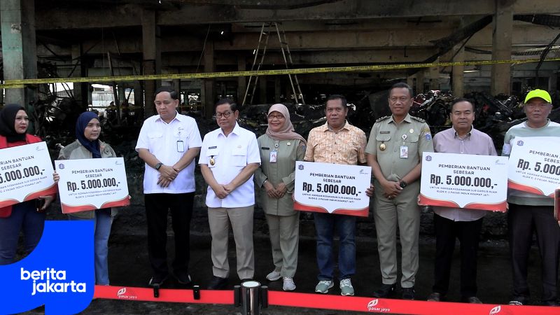 Pramono Distributes Aid to Kramat Jati Market Traders
