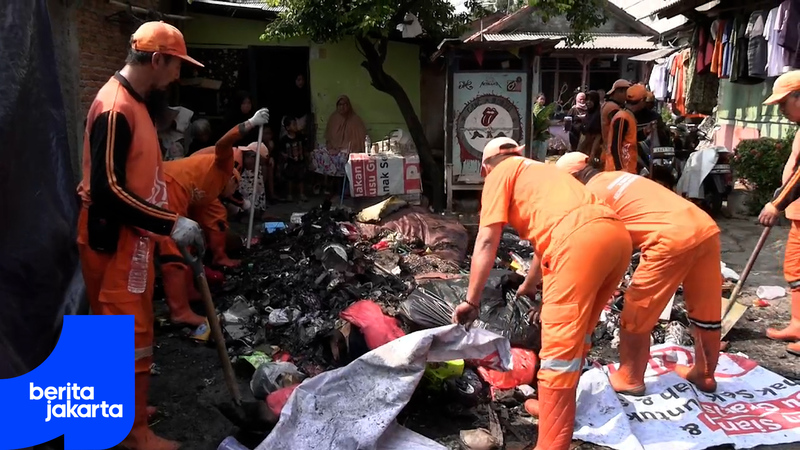PPSU Utan Kayu Selatan Gerak Cepat Bersihkan Rumah Warga Pascakebakaran