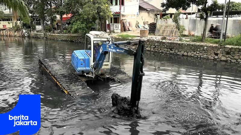 Manfaatkan Musim Kemarau, Petugas Kebut Pengerukan Kali Cakung Lama 