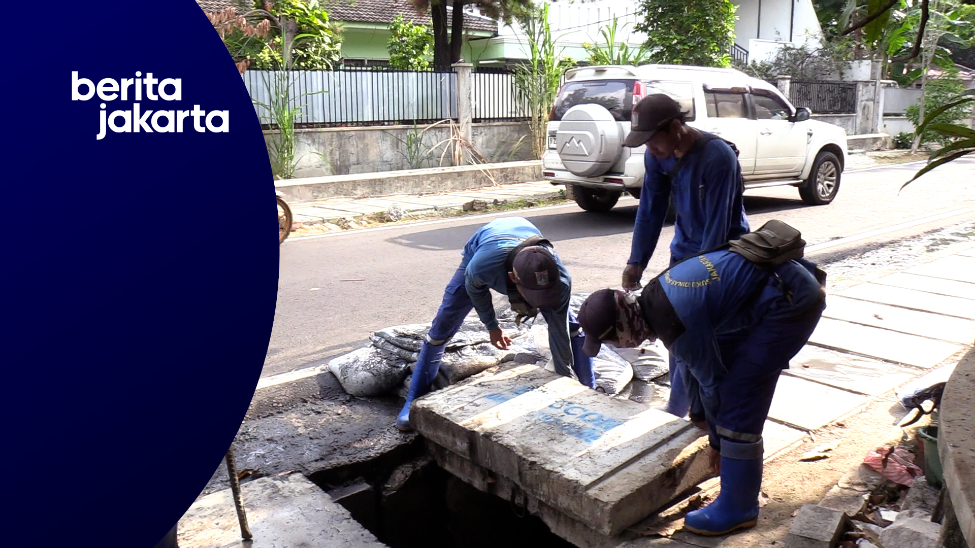 Antisipasi Genangan, Petugas Kuras Saluran Air di Cempaka Putih Tengah