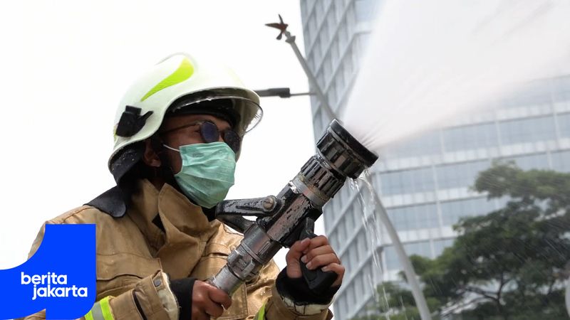 Antisipasi Abu Vulkanik, Pemkot Jakpus Kembali Semprotkan Water Mist