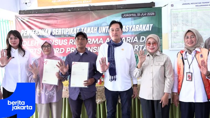 Pansus Reforma Agraria DPRD DKI Serahkan 22 Sertifikat Tanah Warga