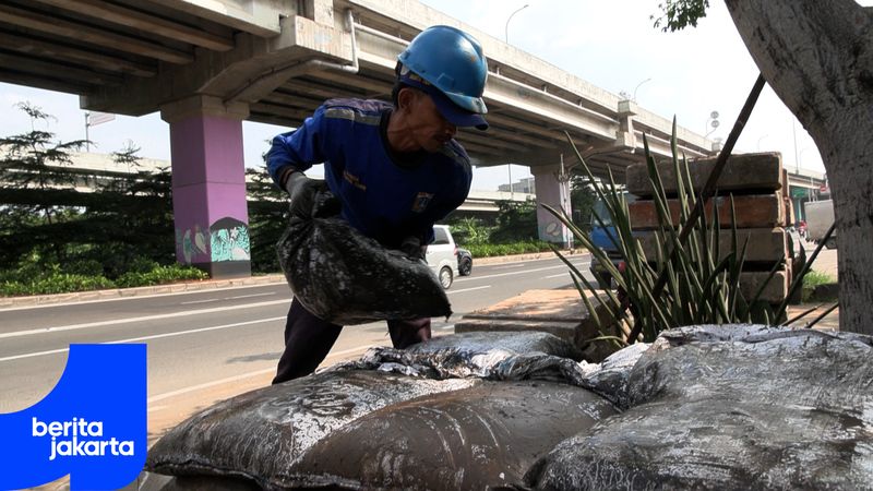 Antisipasi Banjir, SDA Duren Sawit Kuras Saluran Air Jalan Raya Kalimalang