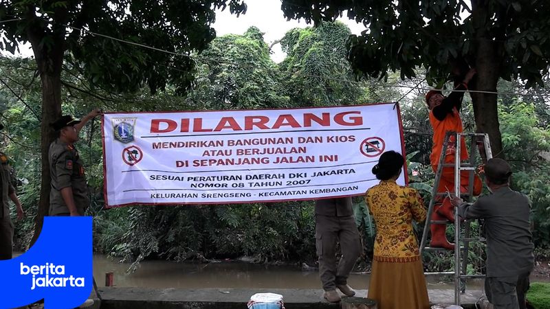Petugas Terus Kebut Pembersihan Bangunan Liar di Inspeksi Kali Pesanggrahan