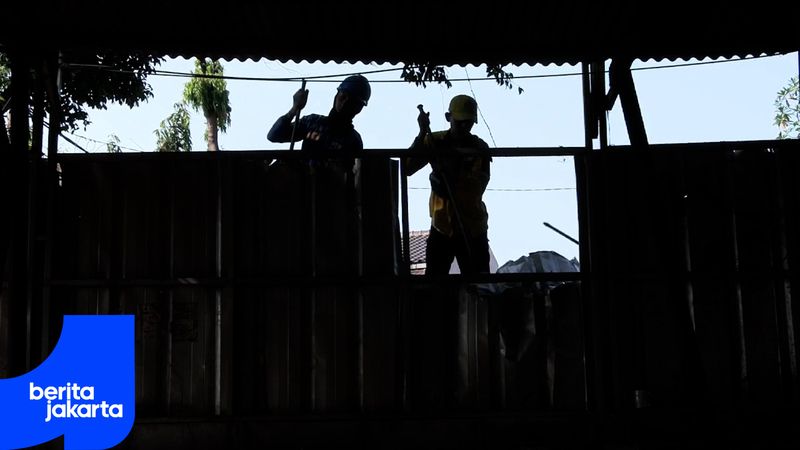 Personel Gabungan Tertibkan Tujuh Bangunan Liar di Kelurahan Makasar