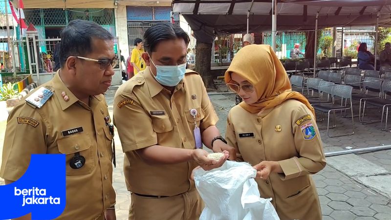 Kelurahan Angke Distribusikan 2.856 Bantuan Pangan