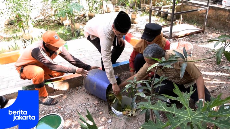 Kelurahan Paseban Bangun 36 Lubang Biopori