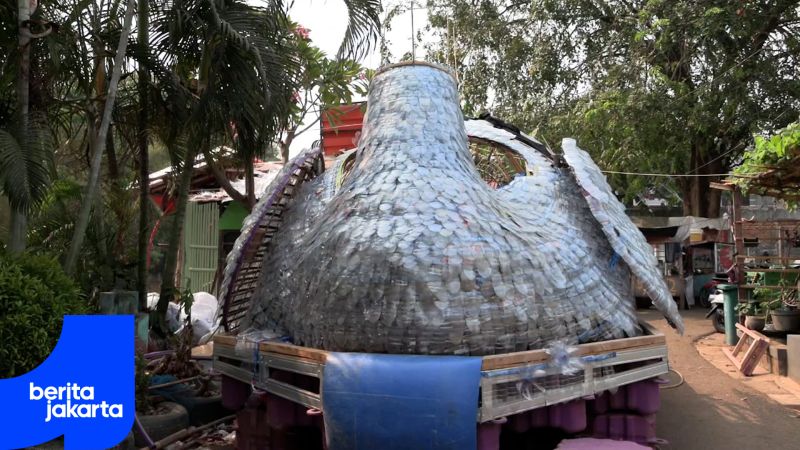 Jelang Festival Cilung, UPS Badan Air Kembangan Buat Perahu Burung Merak