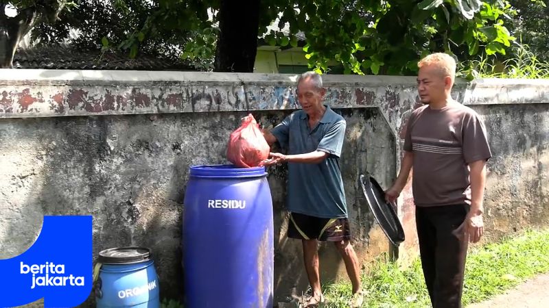 Cipayung Residents Actively Sorting Waste
