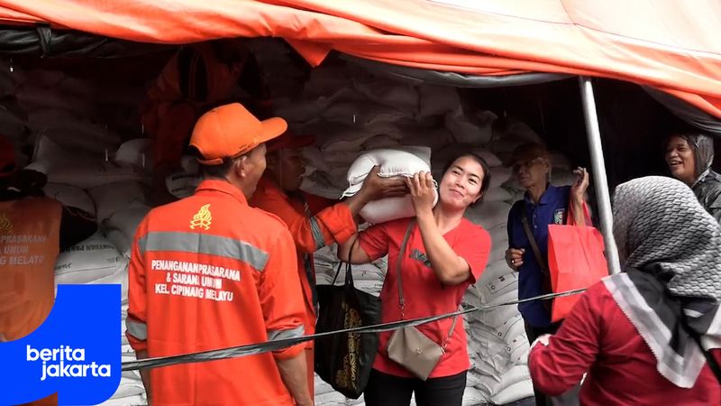 2.489 Warga Cipinang Melayu Terima Bantuan Beras dan Minyak