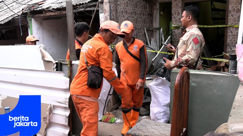 PPSU Kalisari Gerak Cepat Bersihkan Puing Ledakan Gas di Pemukiman Warga