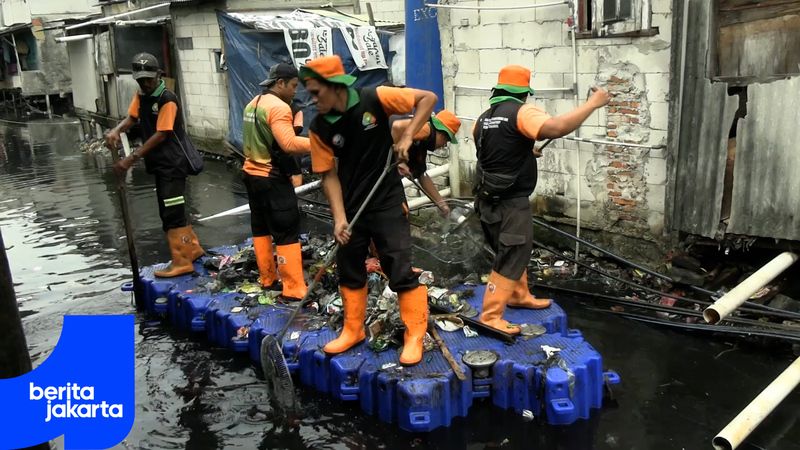 Petugas Gabungan Bersihkan Tumpukan Sampah di Kali Gendong