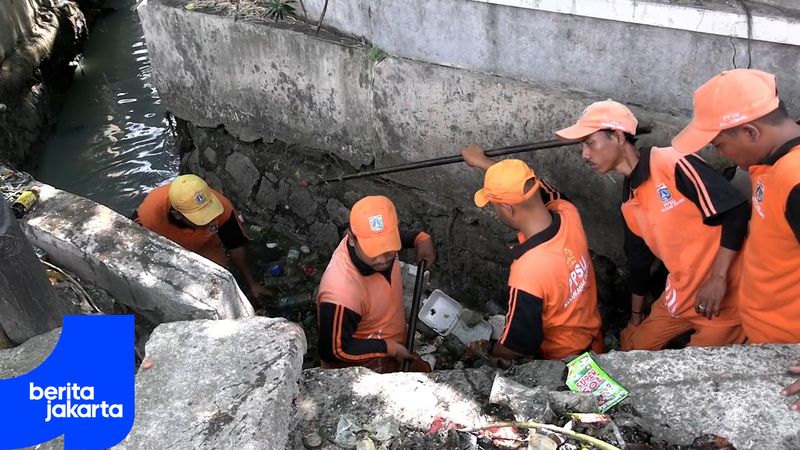 Antisipasi Banjir, Kelurahan Tomang Gelar Program Gerebek Buka