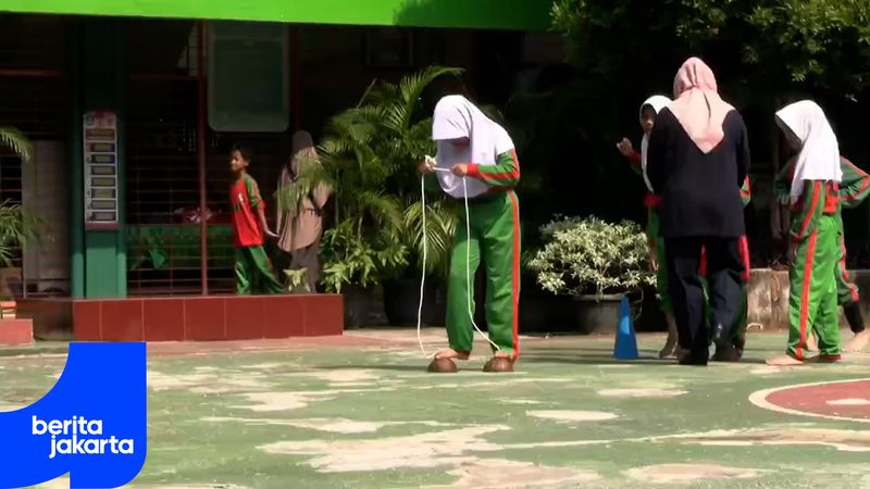 Traditional Games Enliven National Education Day in SDN Kramat Jati 01