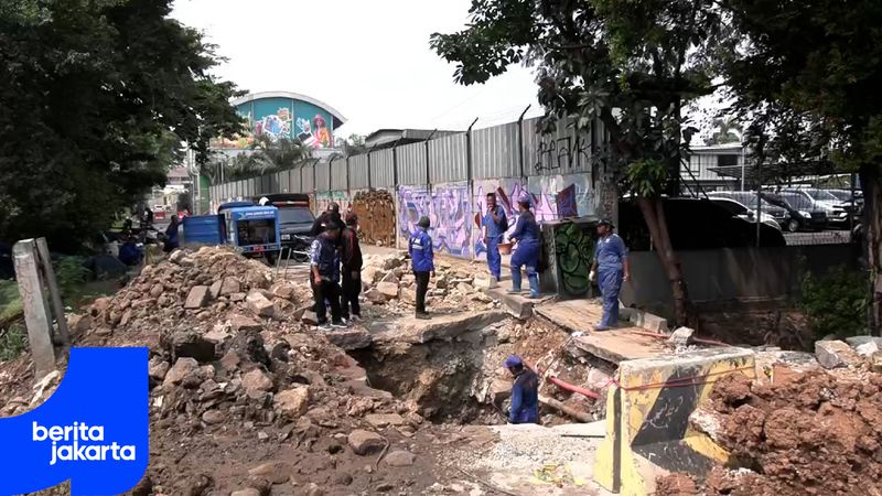 Perbaikan Jalan Amblas di Jalan Raden Inten Raya Terus Dikebut
