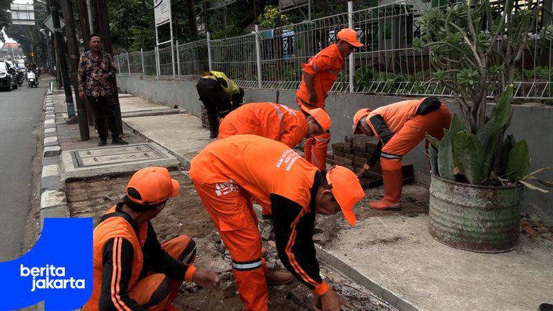 Urai Kemacetan, Petugas Gabungan Revitalisasi Jalan Raya Ciracas