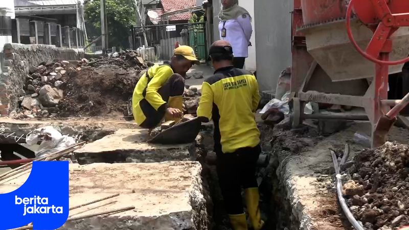Petugas Gabungan Gerak Cepat Perbaiki Jembatan Amblas di Ciracas