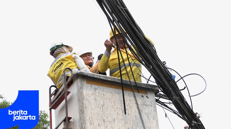 900 Meter Kabel Udara Semrawut di Menteng Dipotong
