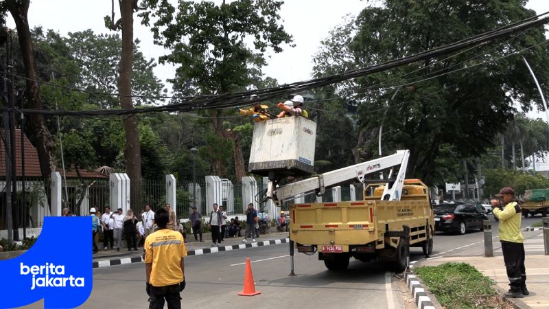 Dinas Bina Marga DKI Terus Gencarkan Pemotongan Kabel Semrawut