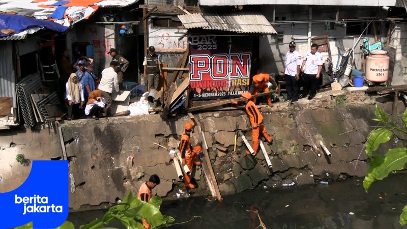 Petugas Gabungan Tata Delapan Bangunan di Bantaran Kali Krukut