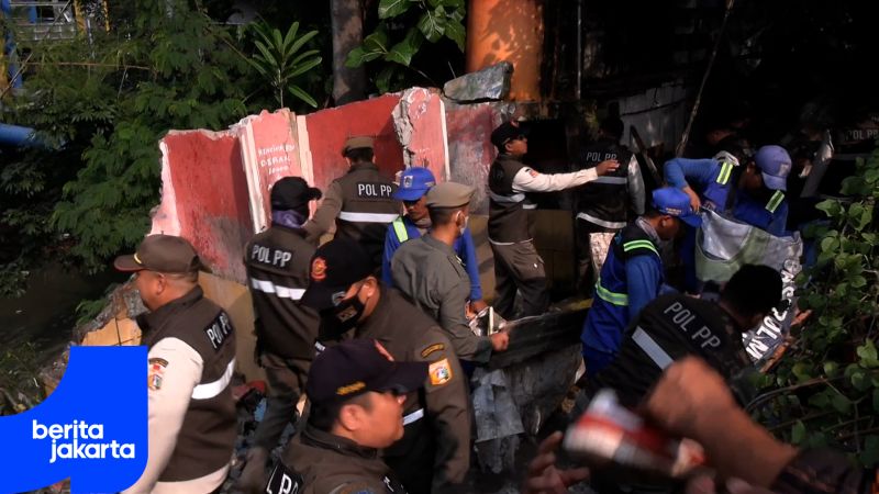 Penertiban Bantaran Kali Krukut, Puluhan Bangunan Dibongkar