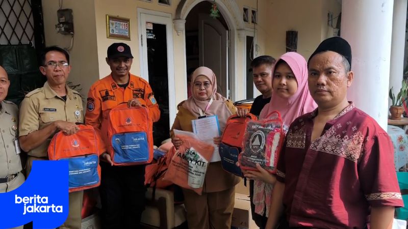 PPSU Gerak Cepat Bersihkan Puing Pasca Kebakaran di Kelurahan Ceger