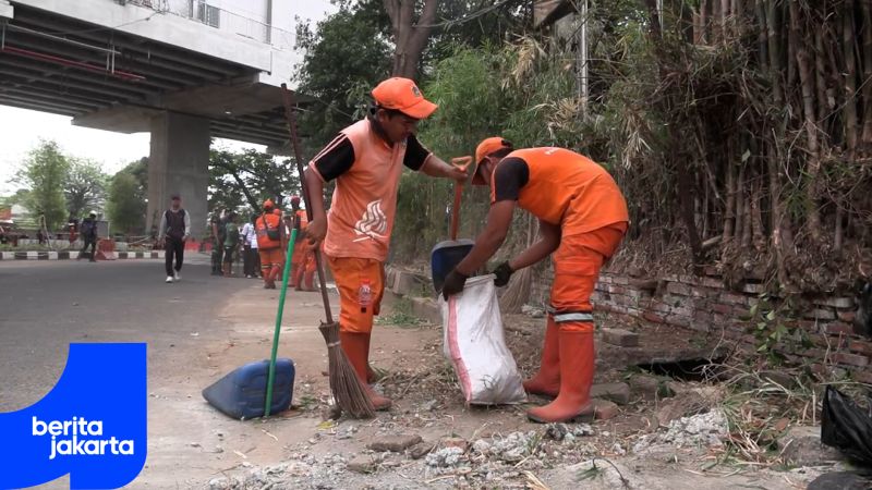 Petugas Gabungan Kerja Bakti Bersihkan Pasar Raya Manggarai