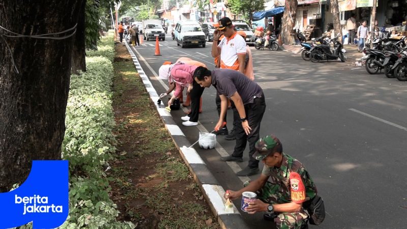 Sambut HUT RI, Warga Kerja Bakti Bersihkan Jalan Stasiun Senen