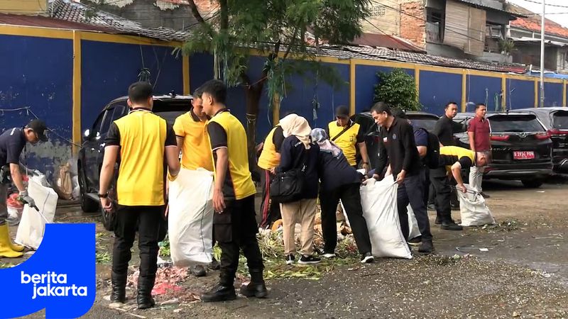 Personel Gabungan Gelar Bersih-bersih di Pasar Kramat Jati