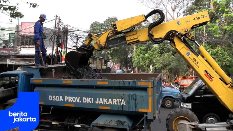Petugas Gabungan Bersihkan Saluran Phb Caglak di Kelapa Dua Wetan
