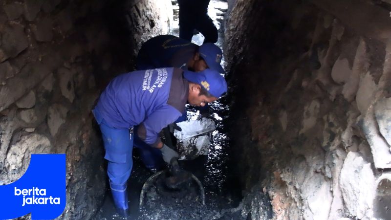 Sedimen Lumpur di Phb Jalan Rawamangun Muka Raya Dikuras