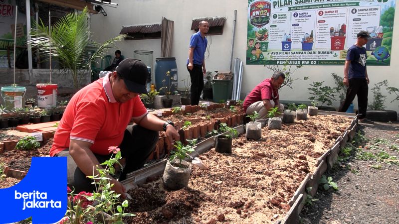 Warga Petukangan Utara Ubah Lahan Tidur jadi Taman Produktif