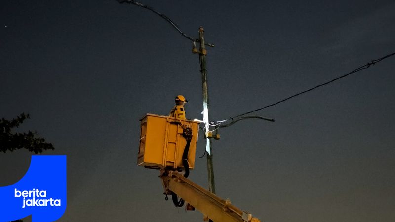 Sudin Bina Marga Jaktim Pasang Kembali Lampu PJU di Kawasan KBT