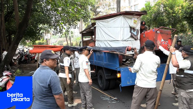 Lapak dan Bangunan Liar di Jalan Senen Raya Ditertibkan