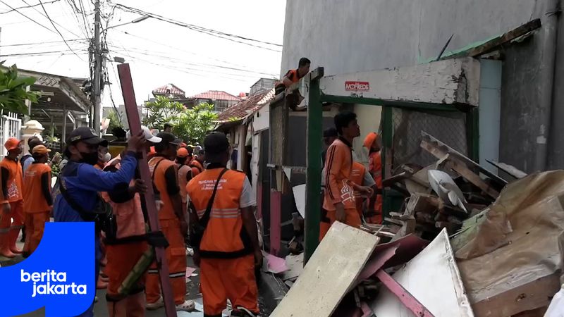 Personel Gabungan Tertibkan Bangunan Liar di Kelurahan Gedong