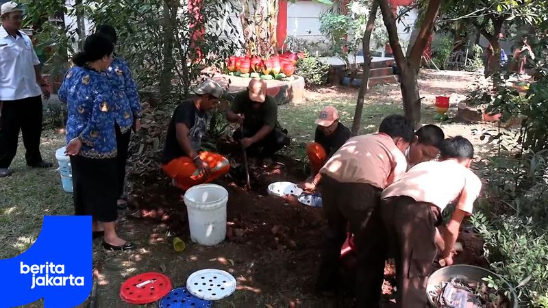 Kelurahan Cipayung Buat Lubang Biopori di SDN 01 Pagi