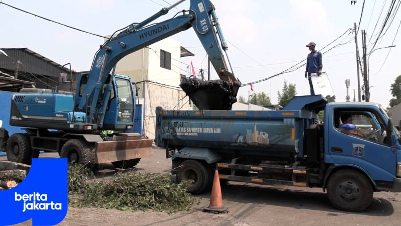 East Jakarta City Government Cleans Mud on Cakung-Cilincing Road