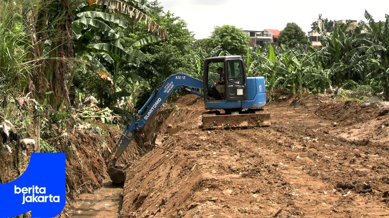 Petugas Gencarkan Pengerukan Lumpur Pascaluapan di Pejaten Timur