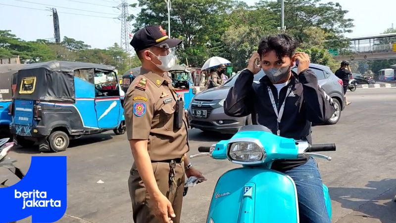 Antisipasi Dampak Erupsi, Satpol PP Tambora Bagikan Masker