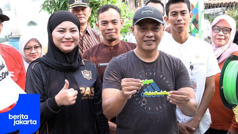 Warga Cempaka Putih Barat Sulap Botol Plastik Jadi Suvenir Cantik