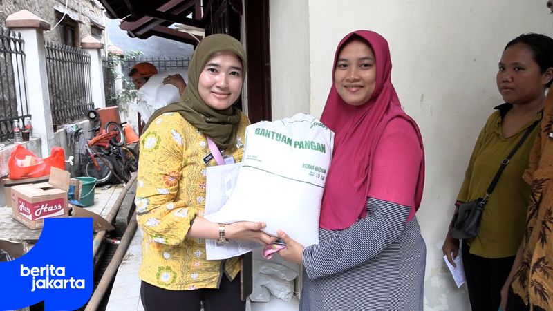 1800 KK di Sumur Batu Terima Bantuan Pangan