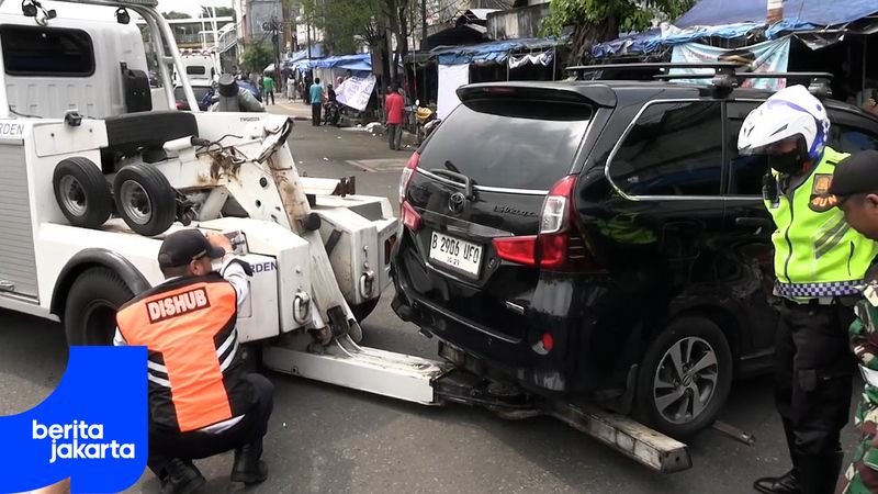 Personel Gabungan Razia Parkir Liar di Jl Matraman Raya