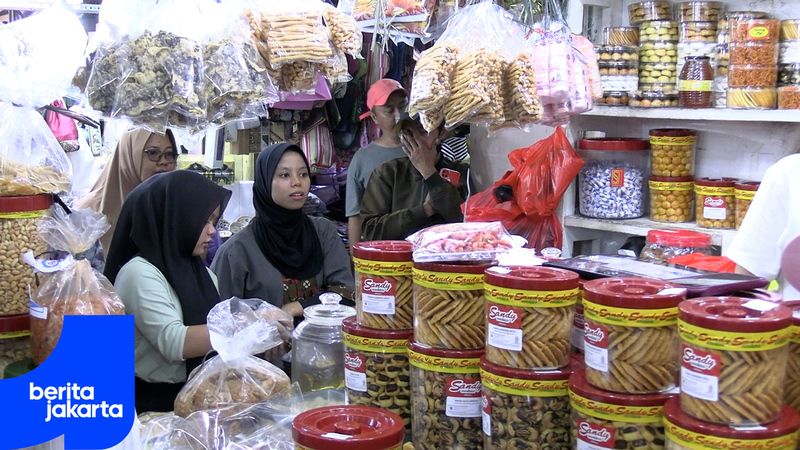 Jelang Lebaran, Warga Serbu Pasar Jatinegara Membeli Kue Kering