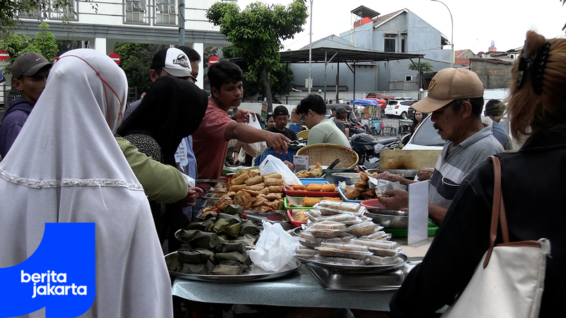 Omzet Pedagang Takjil di Pasar Rawamangun Terus Menggeliat