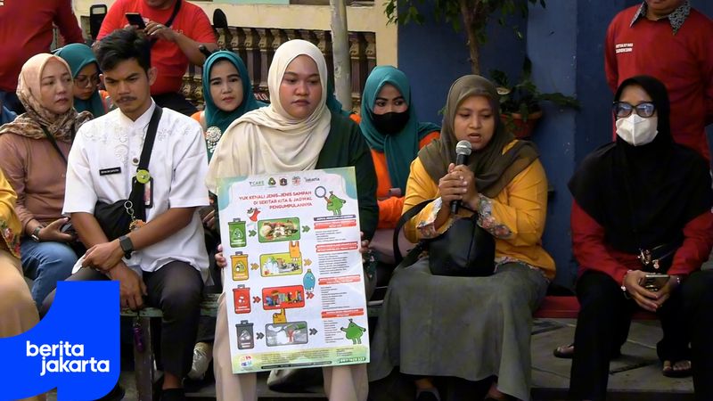 Residents of RW 06, Kramat Urban Village, Participate in Waste Sorting Socialization