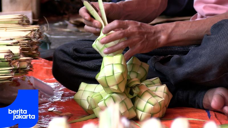 Pedagang Kulit Ketupat di Pasar Kramat Jati Mulai Kebanjiran Pembeli