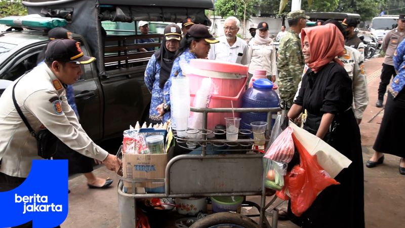 Personel Gabungan Tertibkan Pelanggar Trotoar di Cempaka Putih Timur