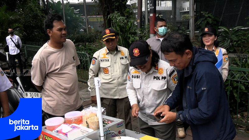Satpol PP Giatkan Penertiban Trotoar di Cempaka Putih